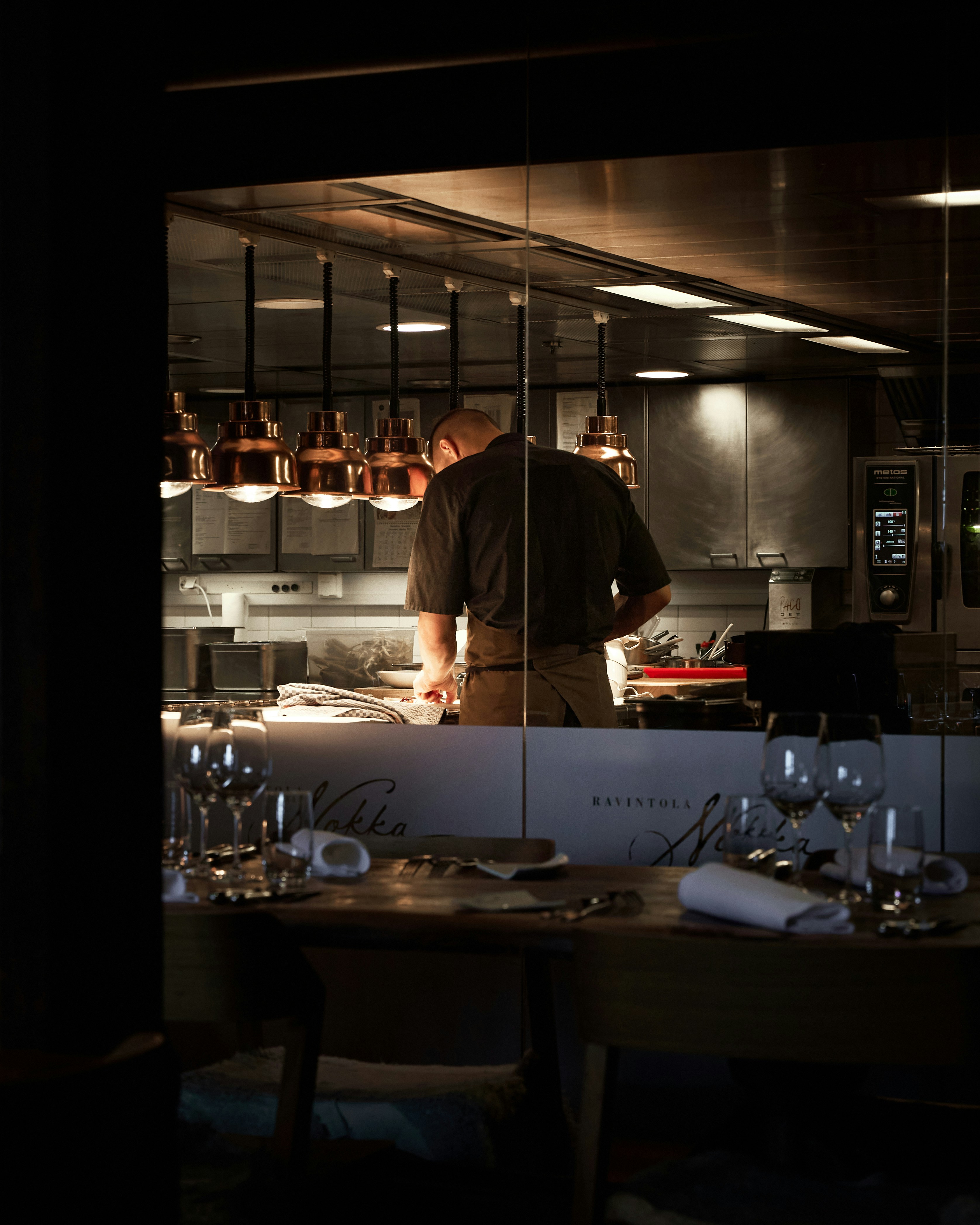 Équipe d'experts culinaires évaluant un restaurant